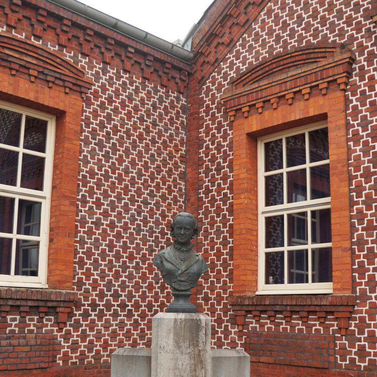 Statue Marie Moret