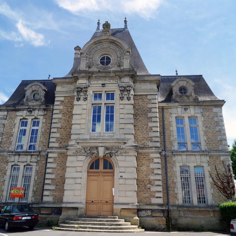 Le tribunal