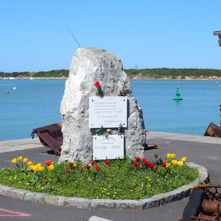 Stèle aux marins