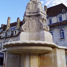 Fontaine place de la Révolution