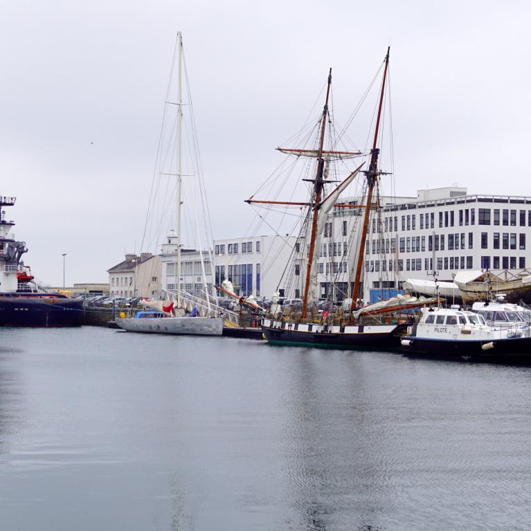 Port commercial